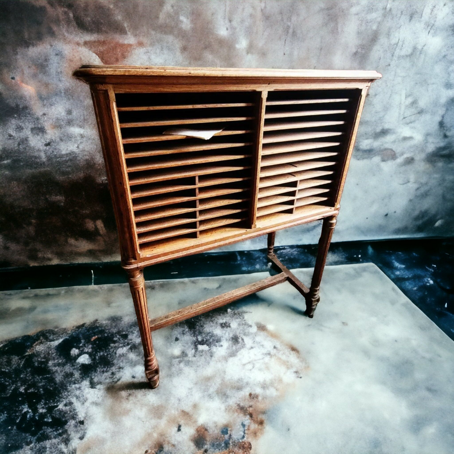 Ancien meuble de tribunal